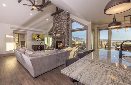 Star Valley Ranch House | KABINO NEW Huge Views Garage Gym Room Fishing Snowmobile