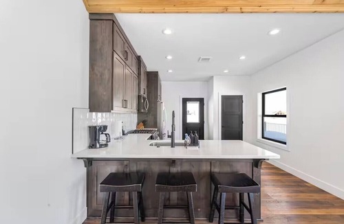 Island Park Villa | Kestrel Villa+ 5BR + Your Yellowstone Base + Hot Tub + AC + Sled-In/Sled-Out