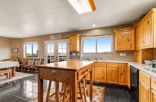 Harbor Village Cabin | Kickback Kabin - Sleeps 25! Stunning Lake Views, Ultimate Bunk Room
