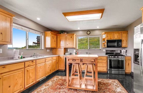 Harbor Village Cabin | Kickback Kabin - Sleeps 25! Stunning Lake Views, Ultimate Bunk Room