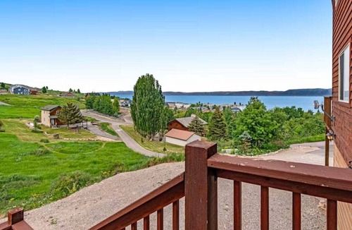 Harbor Village Cabin | Kickback Kabin - Sleeps 25! Stunning Lake Views, Ultimate Bunk Room