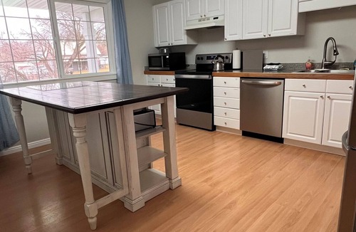 North Logan House | King bed, game room, bunk room, close to USU & canyons, patio & grill, big yard