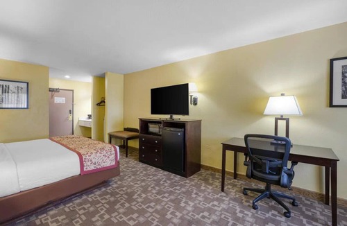 Blackfoot Hotel | King Room with Heated Indoor Pool Access | Walk to Jensen Grove Park (0.1 mi)