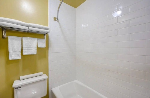 Blackfoot Hotel | King Room with Heated Indoor Pool Access | Walk to Jensen Grove Park (0.1 mi)