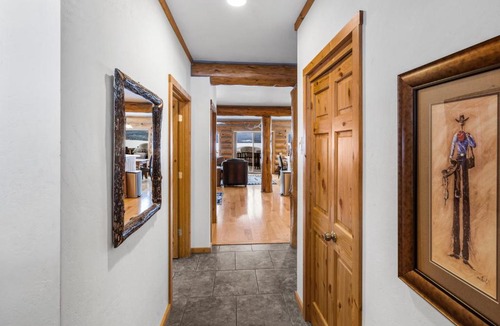 West Yellowstone House | Kings Cabin: Stunning 3-bedroom retreat on Hebgen Lake, 16 mins from Yellowstone.