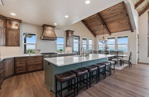 Fish Haven House | Lake Haven Lodge | Sleeps 40, Private Pickleball Court, Spa, Views!