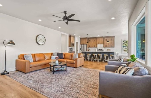 McCall House | Lake Town Vacation Retreat - Hot Tub!