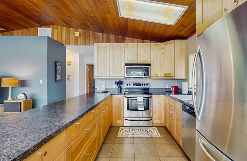 Chelan House | Lake View Home, Big Deck w/Private Hot Tub & Gas Grill - Close to Wineries