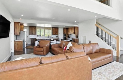 Fish Haven House | Lake View on 20 Acres-Hot Tub-Brand New-7 Bed/4Bath-Game Room/Basketball Court