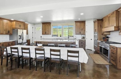 Fish Haven House | Lake View on 20 Acres-Hot Tub-Brand New-7 Bed/4Bath-Game Room/Basketball Court
