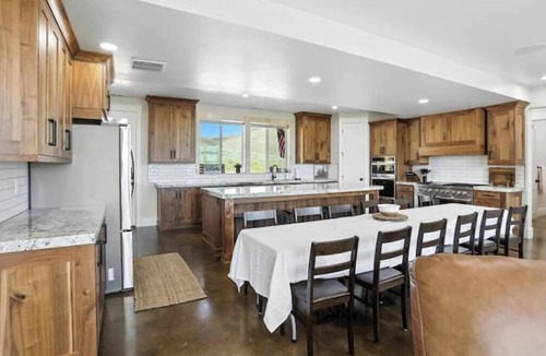 Fish Haven House | Lake View on 20 Acres-Hot Tub-Brand New-7 Bed/4Bath-Game Room/Basketball Court
