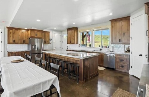Fish Haven House | Lake View on 20 Acres-Hot Tub-Brand New-7 Bed/4Bath-Game Room/Basketball Court