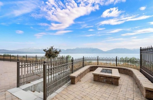Saratoga Springs Apartment | Lakefront walkout basement apartment 4bed2bath with swimming pool use option