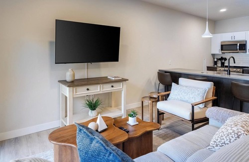 People's Freeway Apartment | Landing | Amazing 1BD, Clubhouse, Courtyard