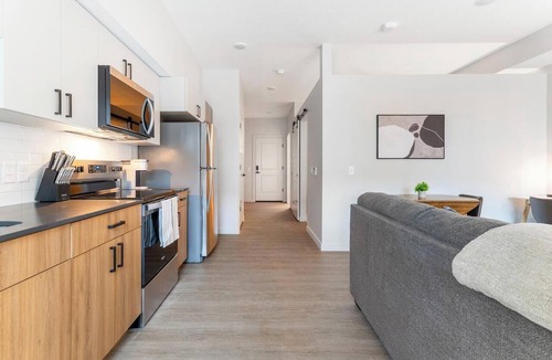 People's Freeway Apartment | Landing | Amazing 1BD, Courtyard, Gym
