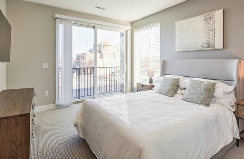 People's Freeway Apartment | Landing | Amazing 1BD, Courtyard, Gym
