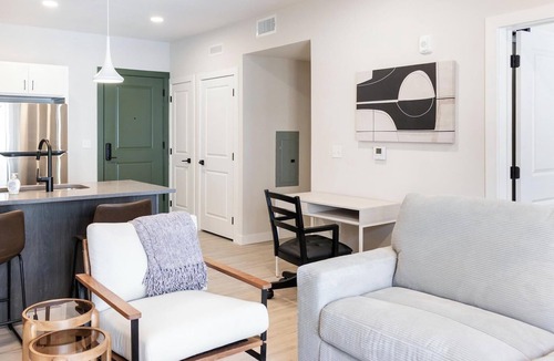 People's Freeway Apartment | Landing | Beautiful 1BD, Courtyard, Gym