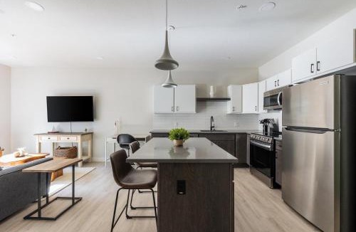 People's Freeway Apartment | Landing Chic 1BD Clubhouse Courtyard