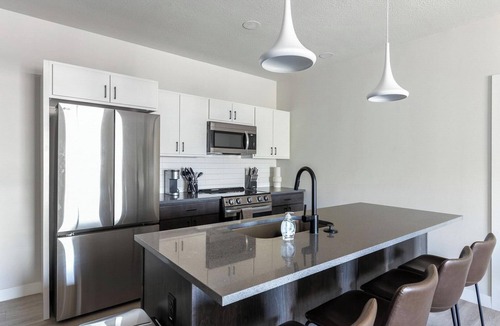 People's Freeway Apartment | Landing | Incredible 2BD, Gym, Clubhouse