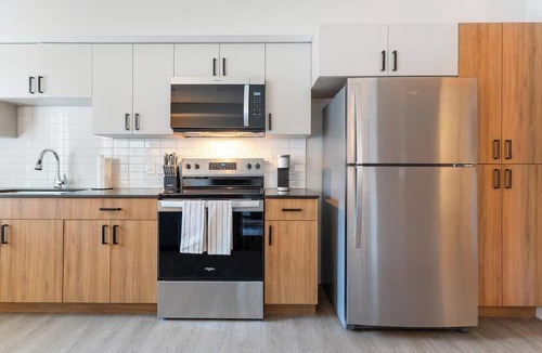 People's Freeway Apartment | Landing | Incredible 1BD, Pool, Gym