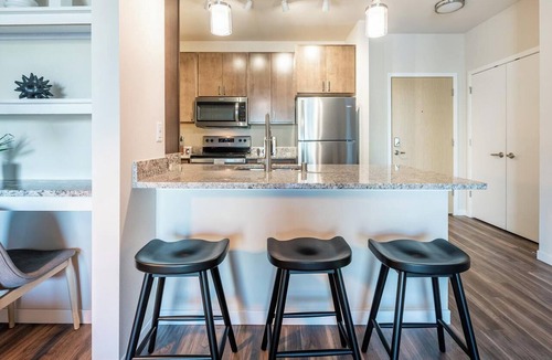 People's Freeway Apartment | Landing | Incredible 1BD, Pool, Gym