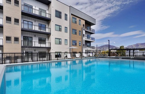 People's Freeway Apartment | Landing | Incredible 1BD, Yoga Studio, Courtyard