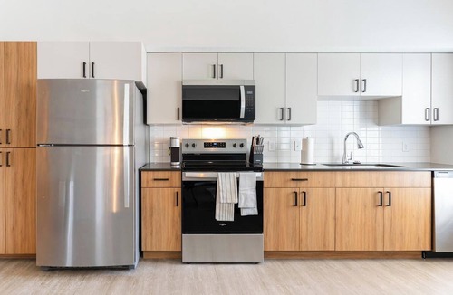 People's Freeway Apartment | Landing | Incredible 1BD, Gym, Yoga Studio