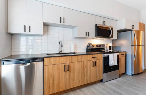 People's Freeway Apartment | Landing | Modern 1BD, Yoga Studio, Courtyard