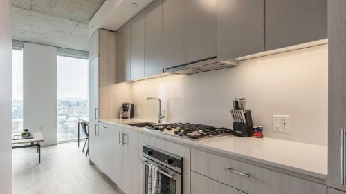 Buckman Neighborhood Apartment | Landing - Modern Apartment with Amazing Amenities (ID5157X18)