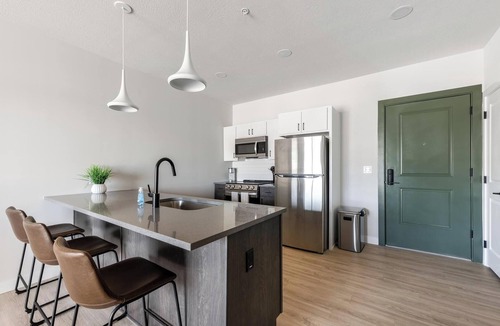 People's Freeway Apartment | Landing | Spectacular 1BD, Clubhouse, Courtyard