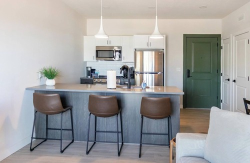 People's Freeway Apartment | Landing | Spectacular 1BD, Courtyard, Clubhouse
