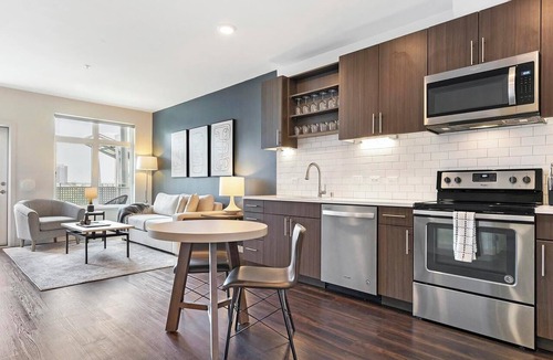 People's Freeway Apartment | Landing | Spectacular 1BD, Pool, Courtyard