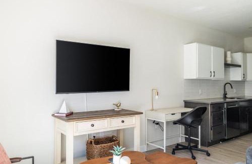 People's Freeway Apartment | Landing Spectacular 1BD Pool Gym