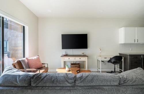 People's Freeway Apartment | Landing Spectacular 1BD Pool Gym