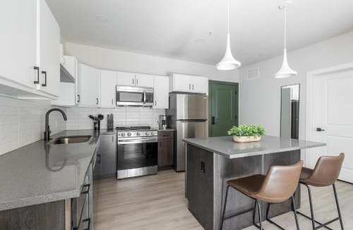 People's Freeway Apartment | Landing Spectacular 1BD Pool Gym
