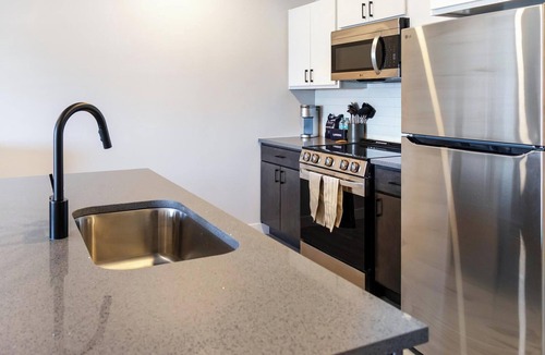 People's Freeway Apartment | Landing | Stunning 1BD, Pool, Clubhouse