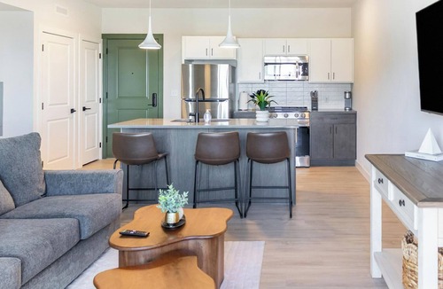 People's Freeway Apartment | Landing | Stunning 1BD, Gym, Clubhouse