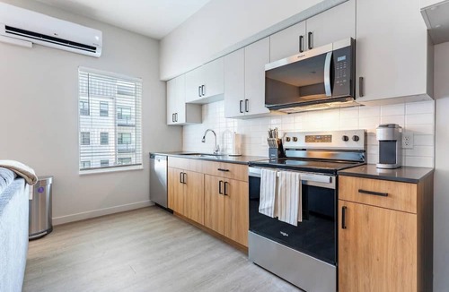 People's Freeway Apartment | Landing | Stunning 1BD, Courtyard, Yoga Studio