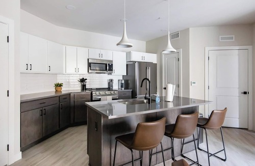 People's Freeway Apartment | Landing | Stylish 2BD, Clubhouse, Gym