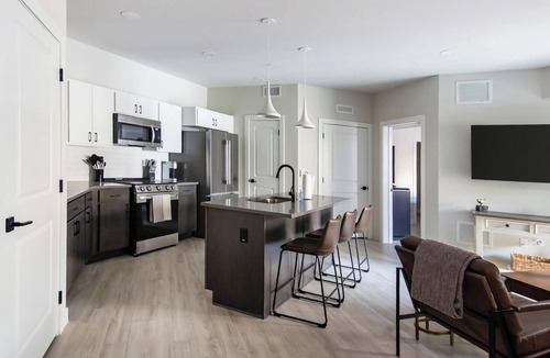 People's Freeway Apartment | Landing | Stylish 2BD, Clubhouse, Gym