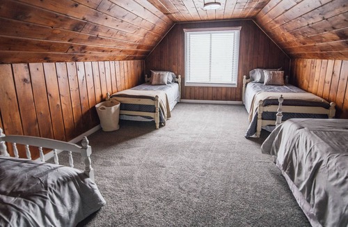 Ashton House | Large cozy cottage surrounded by adventures for the whole fam!