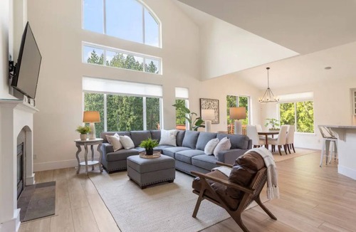 Arlington House | Large Open Home on Golf Course with Chef's Kitchen