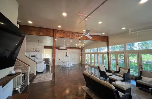 Nampa House | Large Retreats Gatherings Celebrations Beds for 18+ hot tub treehouse