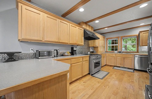 Welches Cabin | Lazy Bear Lodge: Hot Tub, Game Room & Dogs OK