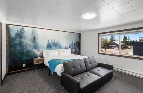 West Yellowstone Hotel | Lazy Duck Inn #25 King Suite, just a minute from Yellowstone!