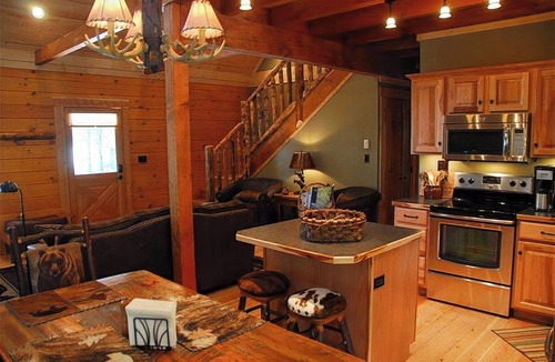 Lazy Acres House | Lazy Moose Lodge - Very popular, Highly Rated Lodge, and Minutes to the Park!