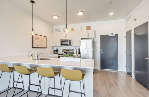 People's Freeway Apartment | LCF - Downtown Salt Lake City - Granary - 1 King BR/1BA - CoWork + Gym - Garage