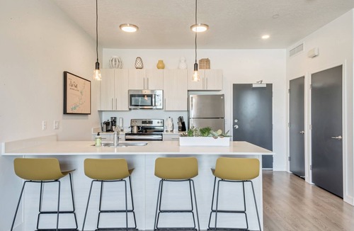 People's Freeway Apartment | LCF - Downtown Salt Lake City - Granary - 1 King BR/1BA - CoWork + Gym - Garage