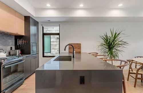 People's Freeway House | LCF - Granary/Downtown SLC Townhome - 2 King Suites - 1 Queen Suite - Garage