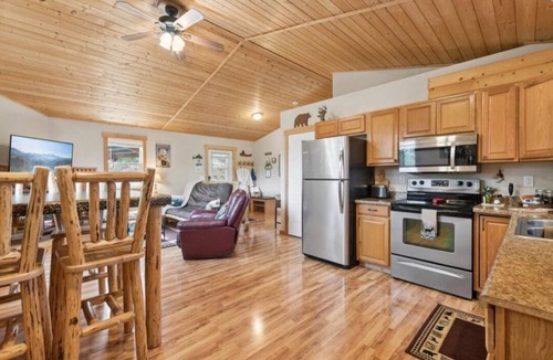 Kalispell Cabin | Life`s A Bear Retreat! COUPLES HOT TUB! & KING SIZE BED!
